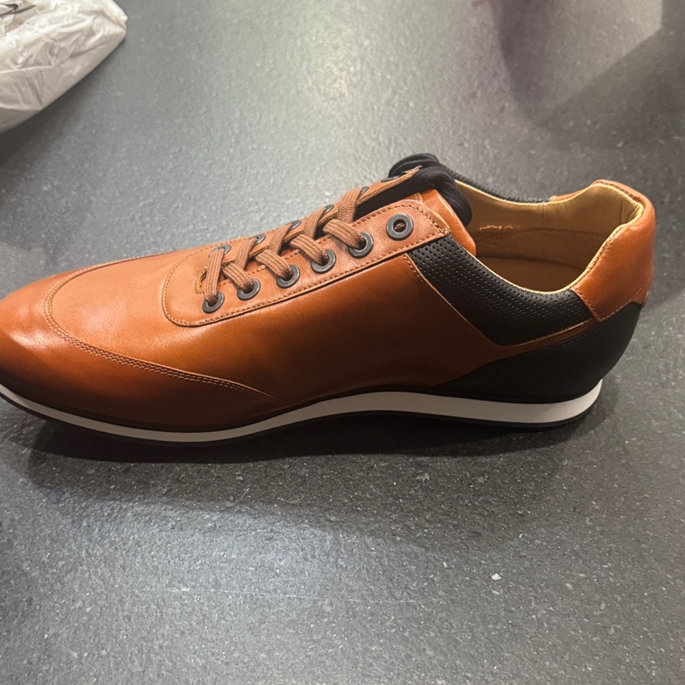 Elegant Tan and Black Men's Sneakers